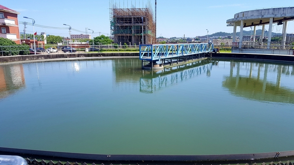 污水處理設備-二沉池（青島樂中環(huán)?？萍加邢薰荆? /><br />
</span> 
</p>
<p class=